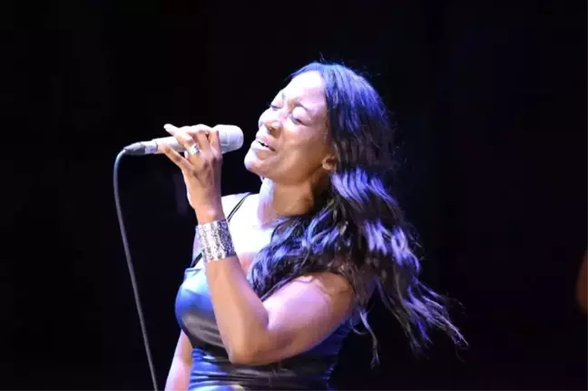 Della Miles İstanbul'da Konser Verdi