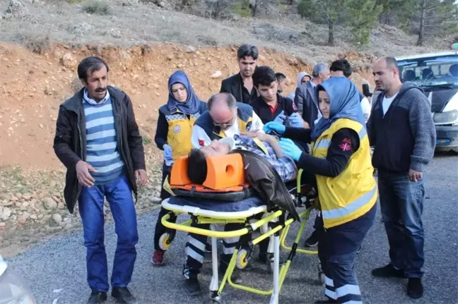 Motosikletle Kamyonet Çarpıştı: 1'i Ağır 2 Yaralı