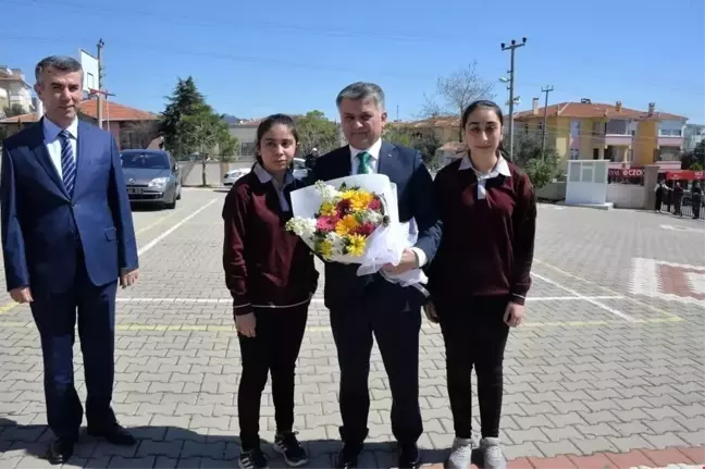 Balıkesir Valisi Ersin Yazıcı, Edremit'te Kitap Okuma Etkinliğine Katıldı