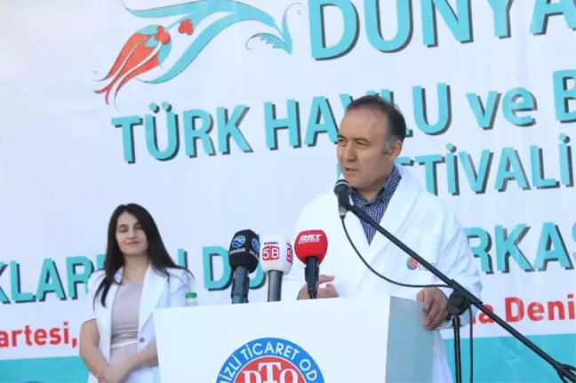 Protokol Bornoz Giyip Sokağa Döküldü