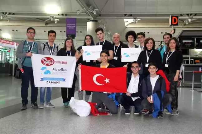 Liseli Öğrenciler Kendi Yaptıkları Robot ile ABD'de Yarışacak