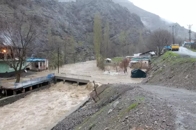 Beytüşşebap'ta Sağanak Yağış Hayatı Felç Etti