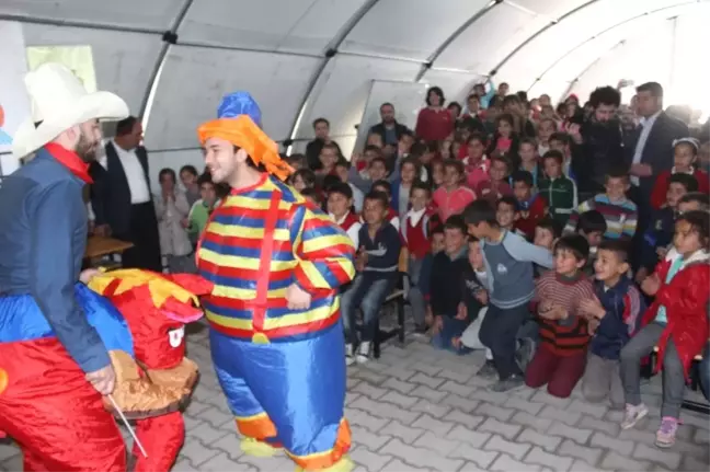 Depremzede Öğrenciler Tiyatro ve Eğlence ile Moral Buldu