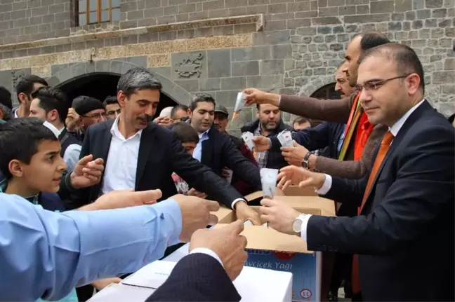 Vatandaşlara Kandil Lokumu ve Şekeri Dağıtıldı