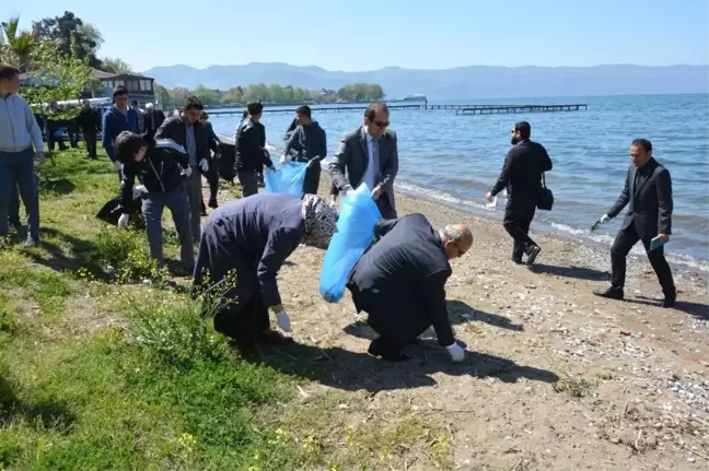 İznik Gölü Sahillerini Temizlediler