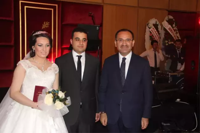 Evlilik Cüzdanlarını Adalet Bakanı Bozdağ Verdi