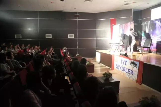 Cizre'de 'Pembe Aslında Siyahtır' Oyunu İlgi Gördü