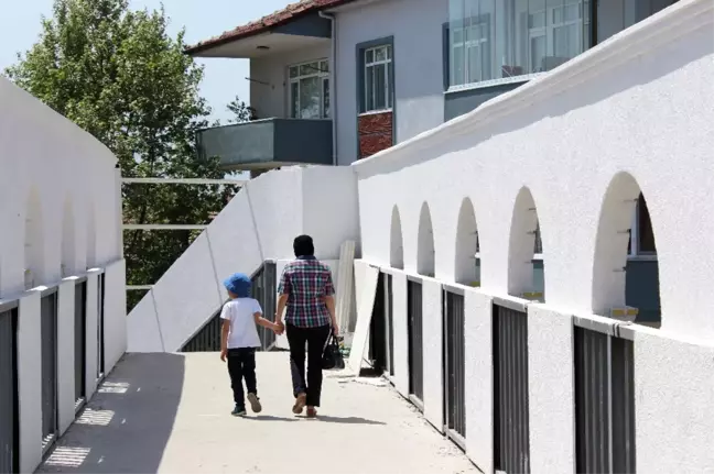 Üst Geçit Evin Içini Gösterdiği Için Yıkılacak