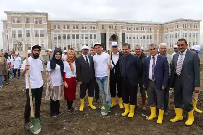 Aiçü'de 500 Ağaç Toprağa Ekildi