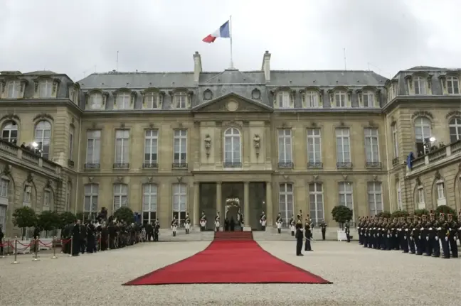 Macron'un Elysee Sarayı'ndaki İlk Ayı Yoğun Geçecek
