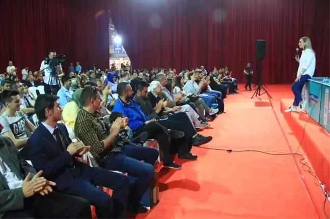 Cansu Canan Özgen Kitap Fuarı'nda İzleyenleri ile Buluştu