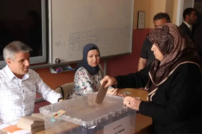 Akmescit Mahallesi'nde Halk Oylaması