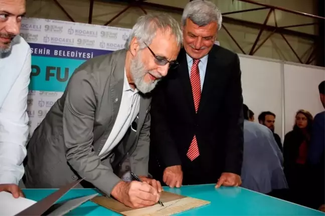 Yusuf İslam, Başkan Karaosmanoğlu'na 45 Yıllık Plağını İmzaladı