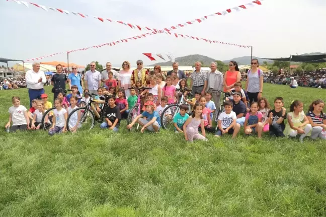 Çocuk Oyunlarında Dereceye Girenlere Başkan Uysal'dan Bisiklet