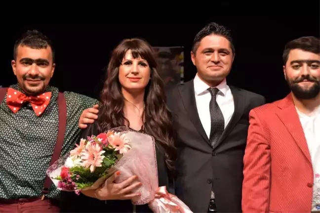 Komşu Köyün Delisi'nden Kahkaha Tufanı