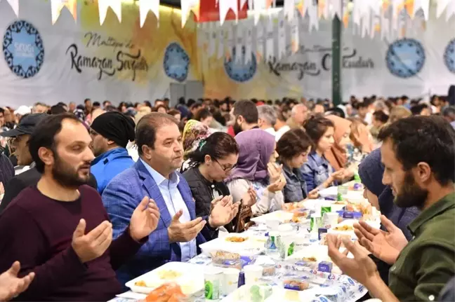 Maltepe'de İlk İftar Dualarla Açıldı