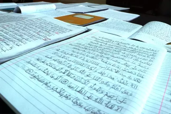 Kur'an-ı Kerim'i 2.5 Ayda El Yazısı ile Yazdılar