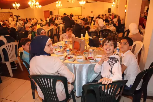Suriyeli Muhacirler İçin Ümraniye'de İftar Sofrası Kuruldu