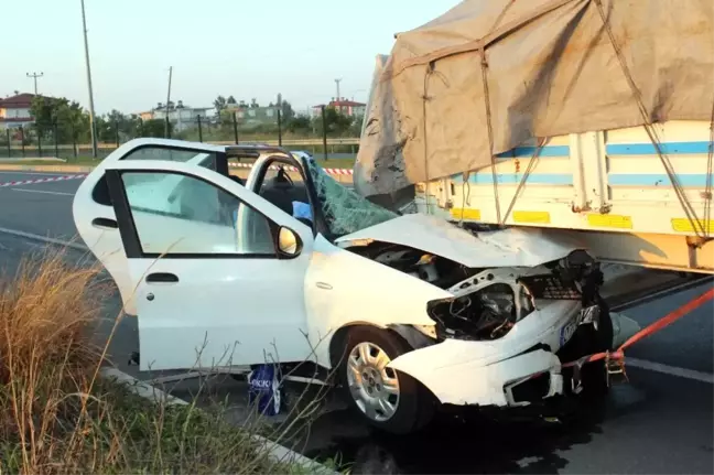 Antalya'da Otomobil Tırın Altına Girdi: 1 Ölü, 1 Yaralı