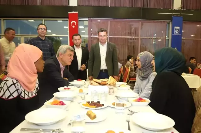 Başkan Karaosmanoğlu, Yabancı Öğrencileri İftarda Ağırladı