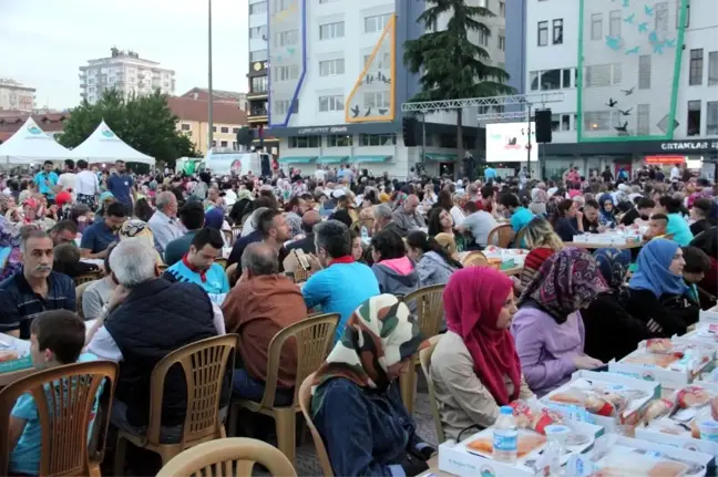 İlkadım'da 10 Bin Kişilik Dev İftar