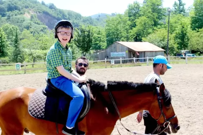 Otizmli Çocuklar 'At Terapisi' ile Hayata Tutunuyor
