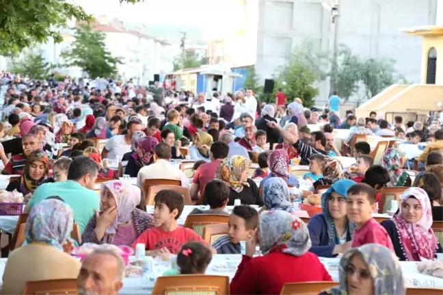 Özbelde'de 3000 Kişilik İftar Sofrası