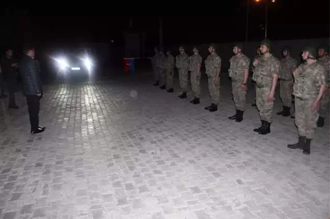 Vali Işın Sahurda Askerleri Yalnız Bırakmadı