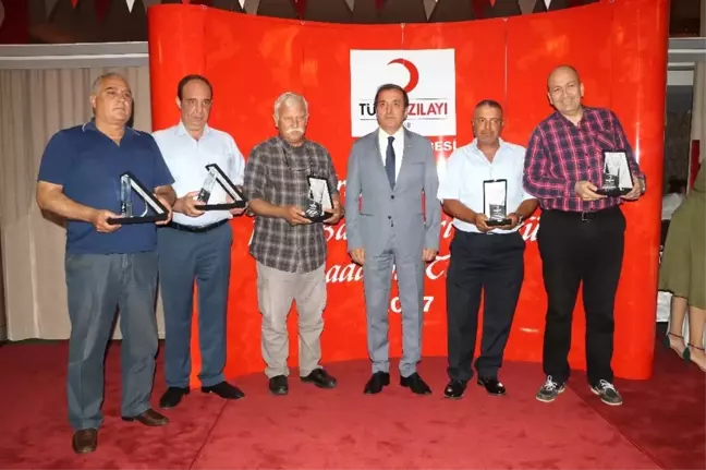 Türk Kızılay'ı Gönüllü Kan Bağışçılarına Plaket Verdi