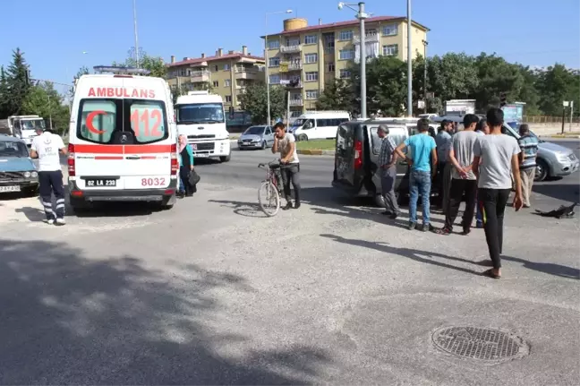 Hafif Ticari Araç ile Minibüs Çarpıştı: 3 Yaralı