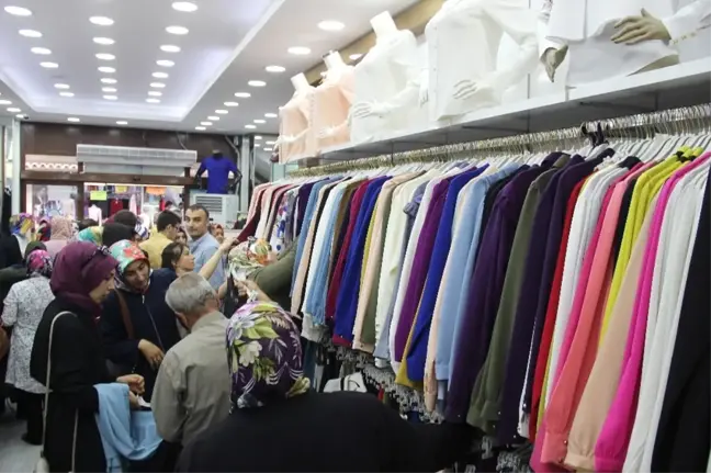Tarihi Bedesten Çarşısında Bayram Hareketliliği