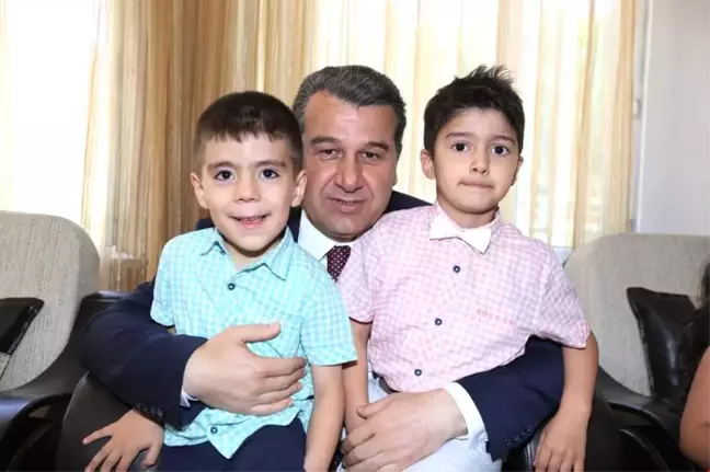 Vali Çelik ve Eşi Emel Çelik Çocuk ve Yaşlılarla Bayramlaştı