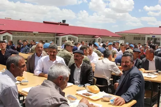 Başkale'de Emekli Olan Güvenlik Korucularına Veda Yemeği