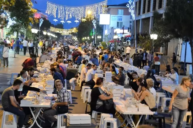 Ramazan'da 30 Bin Kişi Mahalle İftarlarında Bir Araya Geldi