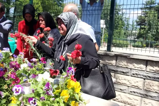 Şehit Annesi Oğlunun Mezarında