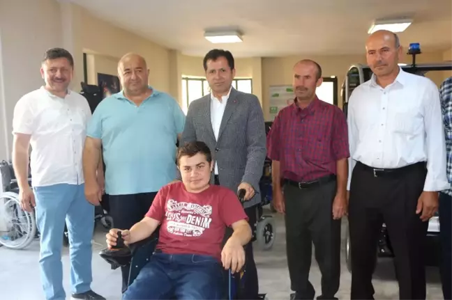 Altunyaldız'dan Engelli Gence Anlamlı Hediye