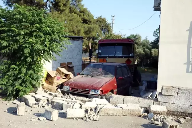 Antalya'da Akaryakıt Tankeri Evin Bahçesine Daldı
