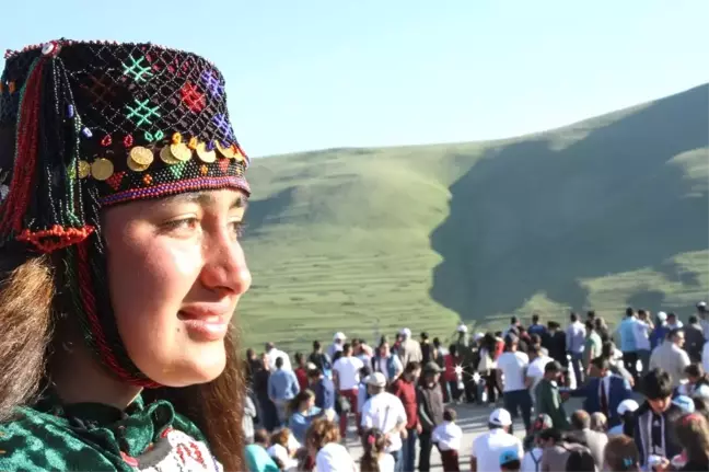 Atatürk'ün Siluetini İzmir Marşı Eşliğinde İzlediler