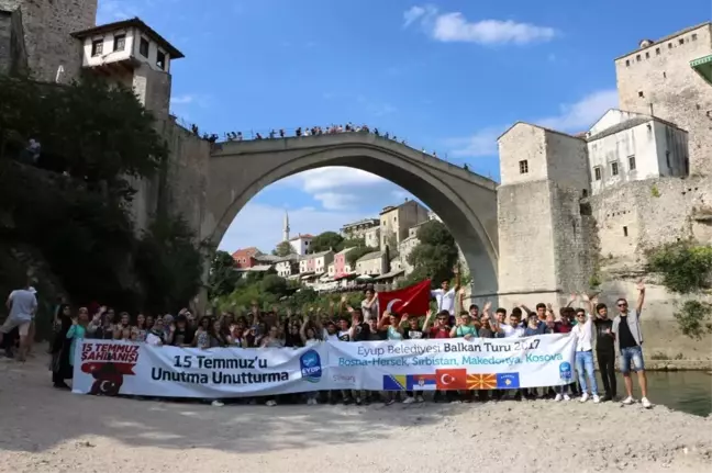 Mostar Köprüsü Önünde