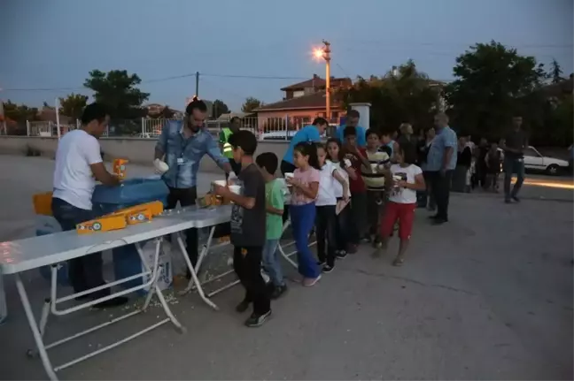Cenaze İşleri'nin Oyuncuları Sokak Sinemalarında