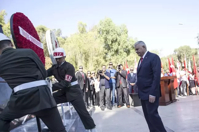 Başbakan Yıldırım, Kıbrıs'ta Atatürk Anıtı'na Çelenk Bıraktı
