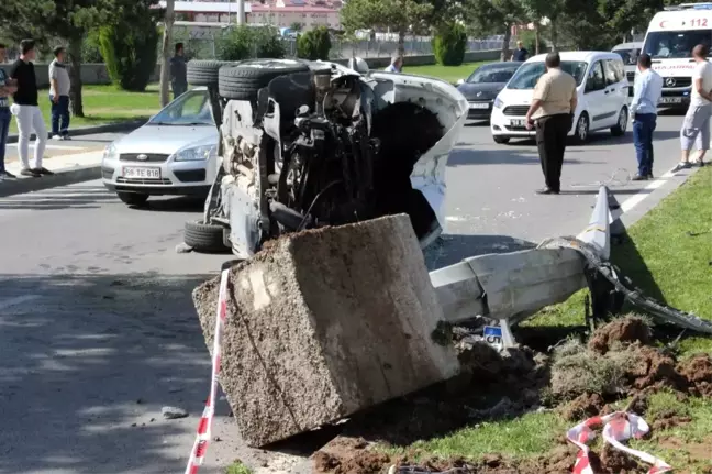 Sivas'ta Otomobil Aydınlatma Direğine Çarptı: 2 Yaralı