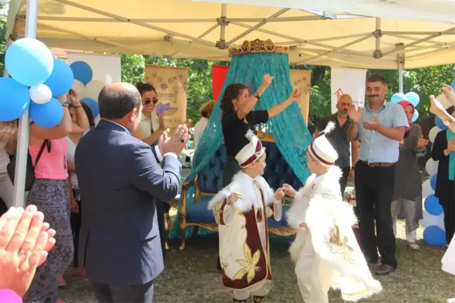 Yuvada Kalan 3 Çocuk Erkekliğe İlk Adımı Attı