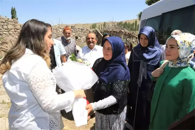 Vali Eşi Pekmez'den Şehit Ailelerini Ziyaret