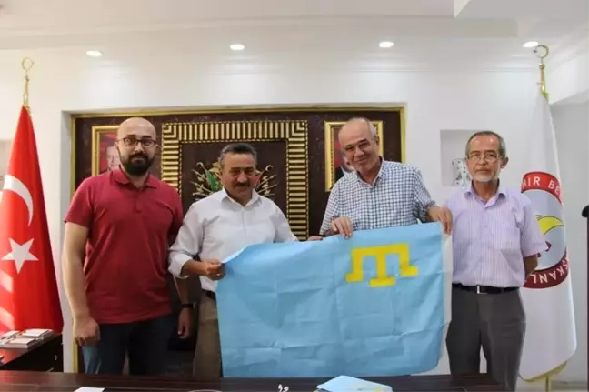 Başkan Tutal'a Kırım Bayrağı Hediye Edildi