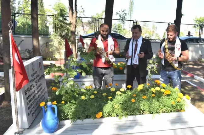 Güreşler Öncesi Halk Başpehlivanlara Altın Taktı