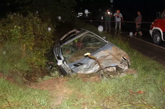 Su Kanalına Devrilen Otomobildeki 5 Kişi Yaralandı