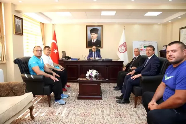 Vali Pehlivan Sporcuları Ödüllendirdi