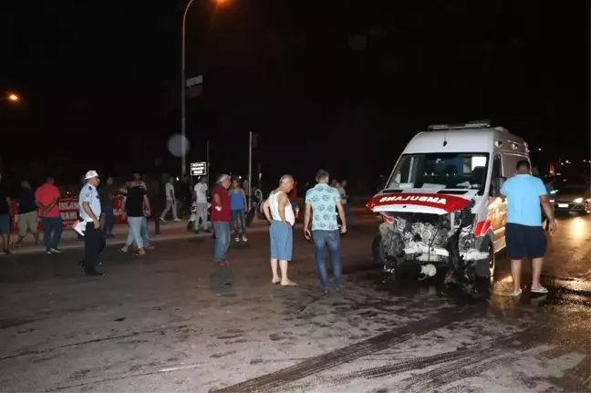 Ambulans Otomobillere Çarptı: 6 Yaralı