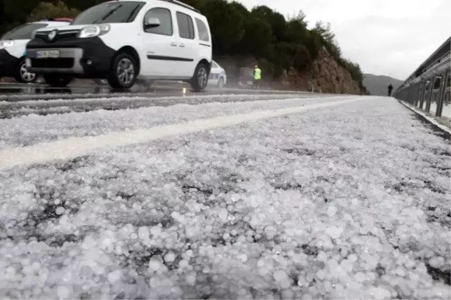 Dha Yurt;antalya' da Dolu Yağışı Sürücülere Zor Anlar Yaşattı